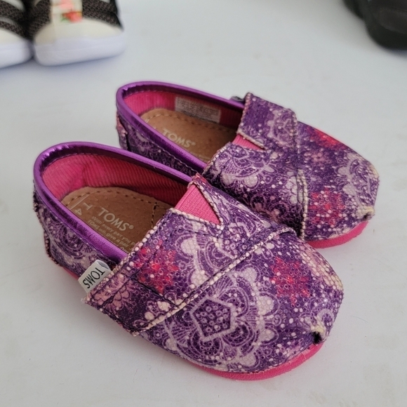 TOMS TODDLER slip on shoes Size 4c - Picture 1 of 5